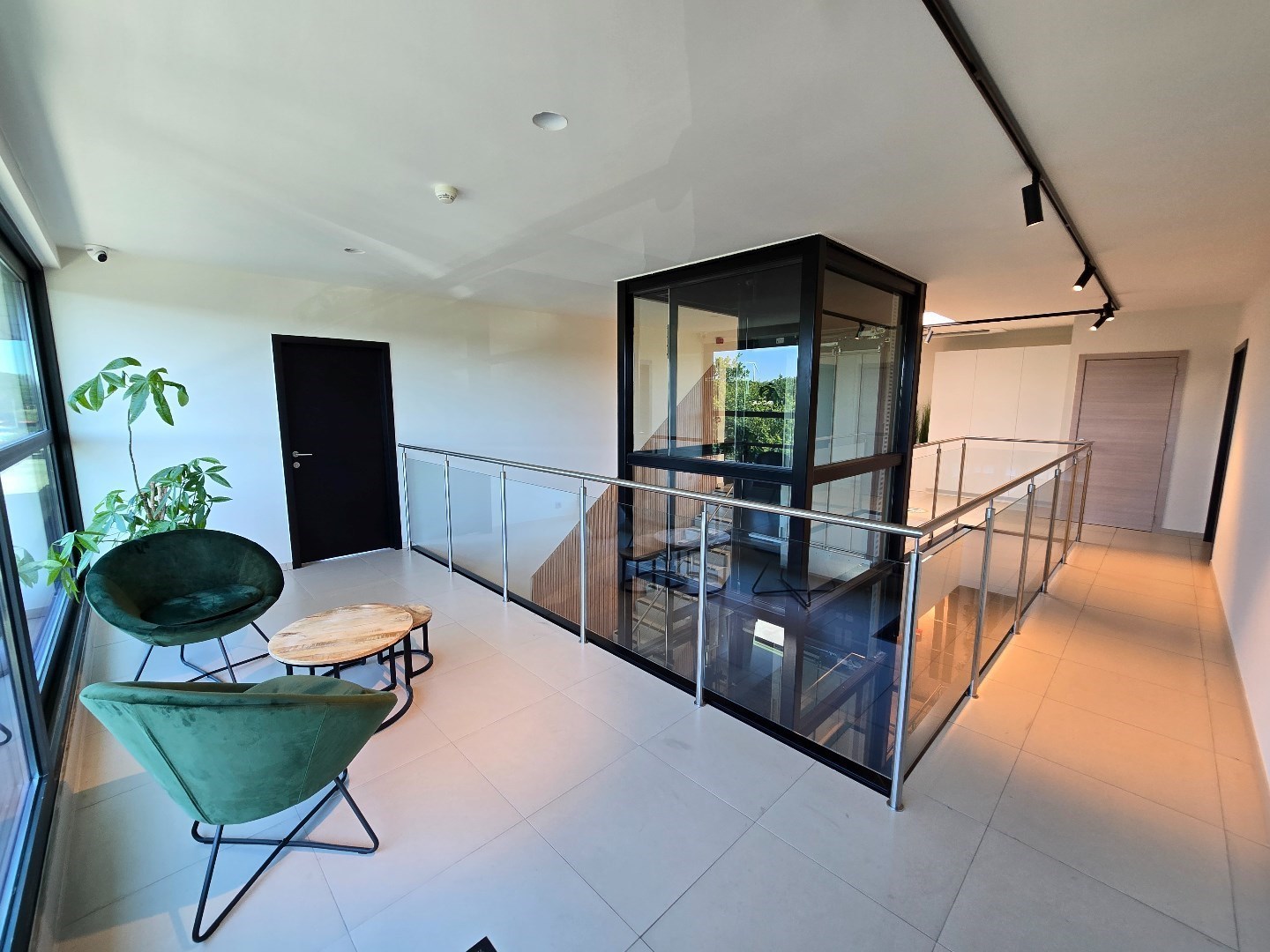 Terbeschikkingstelling van infrastructuur in vernieuwde kantoren met parking, v.a. 21 m², Genk-Noord - foto 4