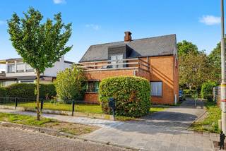 Deze open bebouwing in Eeklo combineert een ruime bewoonbare oppervlakte met een groot perceel van 1.113 m². De woning is instapklaar en beschikt over een conforme elektriciteitskeuring en een gunstig EPC-label C. Dankzij de praktische indeling, de dubbele garage en de uitgestrekte tuin vormt dit de ideale gezinswoning voor wie op zoek is naar ruimte, comfort en een zeer rustige en gunstige ligging.<br /><br />Bij het binnenkomen bevindt zich een inkomhal met gastentoilet. Verder geeft de woning uit op een bijzonder ruime leefruimte met plaats voor zowel een eetplaats als een gezellige zithoek. Aansluitend bevindt zich de keuken met praktische berging. Dankzij de grote ruimtes en de aangename lichtinval geniet de woning van een open en comfortabel gevoel.<br /><br />Op de eerste verdieping zijn er 3 volwaardige slaapkamers en een badkamer aanwezig. <br /><br />De woning beschikt over een aparte dubbele garage en een ruime oprit met voldoende parkeermogelijkheden. Achteraan bevindt zich een uitgestrekte groene tuin waar in alle rust genoten kan worden van de buitenomgeving en de privacy.<br /><br />Algemeen<br />- Perceeloppervlakte van 1.113 m²<br />- Instapklare gezinswoning<br />- EPC-label C<br />- Conforme elektriciteit<br />- Zeer rustige en gunstige ligging in Eeklo<br /><br />Een ruime en verzorgde gezinswoning met tal van mogelijkheden, gelegen op een prachtig perceel in Eeklo. Ideaal voor wie houdt van ruimte, comfort en een groene omgeving.