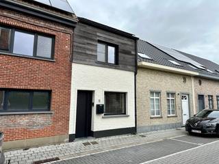 Deze schitterende huurwoning in het hart van Watervliet biedt een perfecte combinatie van modern comfort en energiezuinigheid. <br /><br />Deze excellent afgewerkte woonst is uniek voor de huurmarkt. Het huis biedt volop ruimte en comfort. Op het gelijkvloers vind je de leefruimte met een handige bureauhoek en een moderne keuken, voorzien van een lichtkoepel. De keuken is volledig uitgerust met onder andere een inductiekookplaat, twee combiovens, een vaatwasser en grote raampartijen die uitkijken op de mooi aangelegde tuin.<br /><br />Op de eerste verdieping zijn er twee ruime slaapkamers en een stijlvolle badkamer met inloopdouche, dubbele wastafel en toilet. De tweede verdieping beschikt over een derde slaapkamer en extra bergruimte. <br /><br />Achteraan de woning bevindt zich een ruime garage bereikbaar via een achtergelegen straat. Daarnaast is het huis volledig geïsoleerd en uitgerust met zonnepanelen, wat bijdraagt aan de energiezuinigheid. Ook beschikt de woonst over sfeerverlichting, een ventilatiesysteem en een geavanceerde elektrische installatie die klaar is voor een domoticasysteem, wat zorgt voor optimaal comfort en gebruiksgemak.<br /><br />Een unieke kans om te genieten van een uiterst comfortabele woning met moderne technologie in een rustige en groene omgeving! Aarzel niet en neem vandaag nog contact op met Louis Van Zele van Immo Francois Meetjesland voor meer informatie of om een bezichtiging voor deze unieke huurwoning in te plannen.<br /><br />