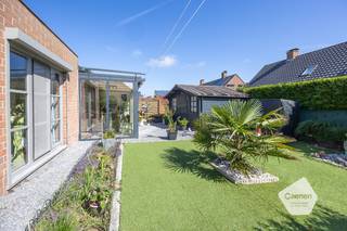 Gelegen in de aangename en rustige, doodlopende Noordstraat te Westende bevindt zich deze <strong>instapklare halfopen gezinswoning</strong> met een <strong>bewoonbare oppervlakte</strong> van <strong>ca. 140 m²</strong>, op een <strong>perceel</strong> van <strong>314 m²</strong>. De woning dateert van 1995 en biedt tal van mogelijkheden voor wie op zoek is naar rust, comfort en een praktische indeling;<br /><br />De leefruimte werd uitgerust met een energiezuinige lucht-lucht <strong>warmtepomp</strong>, gekoppeld aan <strong>zonnepanelen</strong>. Daarnaast werden voor alle ramen screens geplaatst;<br /><br />De woning wordt verwarmd op <strong>aardgas</strong> en beschikt over een <strong>zeer gunstig EPC-label: B</strong>;<br /><br />De garage is voorzien van een sectionale poort en biedt plaats aan één wagen. De oprit voorziet bijkomend parkeergelegenheid. In de garage zijn tevens aansluitingen voorzien voor wasmachine en droogkast, evenals extra opbergruimte;<br /><br />Indeling:
<ul>
	<li><u>Gelijkvloers</u>: inkomhal met apart toilet, lichtrijke leefruimte met vervolgens de keuken en toegang tot de garage. Aansluitend aan de keuken bevindt zich een ruime veranda met zicht op het gezellige tuintje;</li>
	<li><u>Verdieping</u>: nachthal, 2 volwaardige slaapkamers en een kleinere kamer ideaal als dressing, bureautje of kinderkamer en een ruime badkamer uitgerust met bad, toilet en dubbele lavabo;</li>
</ul>
<u>Troeven:</u><br />✔ Halfopen bebouwing;<br />✔ Bewoonbare oppervlakte van ca. 140 m²;<br />✔ 3 slaapkamers;<br />✔ Ruime veranda;<br />✔ Gezellig en onderhoudsvriendelijk tuintje;<br />✔ Perceel van 314 m²;<br />✔ Rustige ligging in doodlopende straat;<br />✔ Nabij zee, natuur en voorzieningen;<br /><br />Deze woning is ideaal voor wie op zoek is naar een instapklaar en comfortabele thuis op een rustige locatie, op korte afstand van de kust;<br /><br />Bezoeken mogelijk op:<br />Dinsdagvoormiddag: 9u00 – 12u30<br />Vrijdagnamiddag: 14u00 – 17u00<br /><br />Interesse? Neem vandaag nog contact op voor een bezoek!