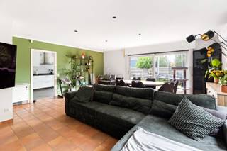 In een rustige, kindvriendelijke wijk van Aartselaar, zonder doorgaand verkeer, bevindt zich deze vrijstaande woning met tal van troeven. 
Gebouwd in 1990 en zorgvuldig onderhouden en vernieuwd, combineert ze comfort, ruimte en een gunstige ligging.

Bij het binnenkomen ervaart u meteen de lichte en ruime leefruimte. De open indeling zorgt voor een aangename connectie tussen de leefruimte, eetkamer en keuken. Dankzij de grote ramen geniet u de hele dag door van natuurlijk licht en een mooi uitzicht op de tuin.

De woning beschikt over twee ruime slaapkamers en een badkamer met douche, perfect ingedeeld voor een klein gezin, een koppel of wie graag gelijkvloers wil wonen. Op de grote zolder zijn er bovendien nog tal van uitbreidingsmogelijkheden: extra slaapkamers, een hobbyruimte of een bureau. 

De ruime garage biedt plaats voor wagen, fietsen en extra bergruimte. Buiten geniet u van een aangename tuin met terras en groen. 

Deze woning is ook technisch helemaal mee met haar tijd: EPC-label C, verwarming via warmtepomp, Asbestvrij – zorgeloos wonen zonder renovatiezorgen

De ligging is bovendien ideaal: een vlotte verbinding via de A12 brengt u in geen tijd naar Antwerpen of Brussel, terwijl winkels, scholen en openbaar vervoer op korte afstand liggen.

Kortom: deze woning in Aartselaar biedt de perfecte balans tussen rustig wonen, moderne voorzieningen en een centrale ligging.
Een instapklare woning met toekomstmogelijkheden – klaar om er uw nieuwe thuis van te maken.
