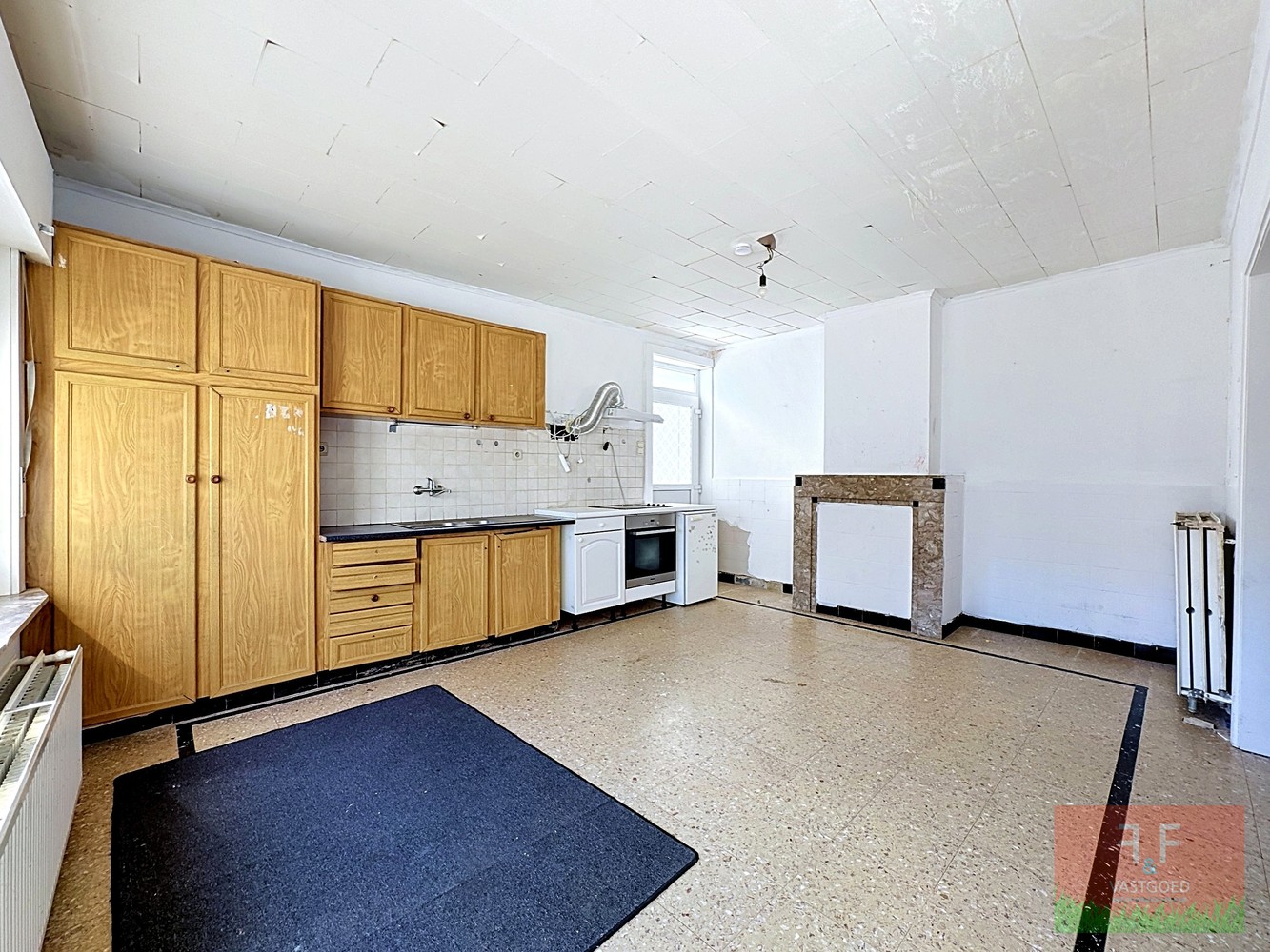 Open bebouwing met 6 slaapkamers, 3 badkamers, inpandige garage en ruime tuin - foto 4