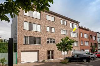 <p><span>Ligging:</span></p><p><span> </span></p><p><span>Verzorgd appartement op de 2de verdieping van een klein gebouw (1988) met lift gelegen in een vrij rustige straat die uitgeeft op het Te Boelaerpark. ook het Boekenbergpark bevindt zich op wandelafstand en in de directe omgeving is er een aanbod van buurtwinkels, supermarkten, scholen en toegang tot het openbaar vervoer.</span></p><p><span> </span></p><p><span>Indeling:</span></p><p><span> </span></p><p><span>Inkomhal met videofoon en ingemaakte vestiairekast, ruime woonkamer (35 m²) met laminaatvloer en breed raam met dubbele beglazing, ruime, ingerichte keuken met plaats voor ontbijt/eettafel, badkamer met ligbad, apart wc en achteraan 3 slaapkamers!, waarvan 1 met toegang tot het terras. Het terras is zuidoost gericht.<br />Op het gelijkvloers van het gebouw is er nog een individuele berging. achter het gebouw is er een garagecomplex, toegankelijk via een centrale toegangspoort, waar een garagebox beschikbaar is. Deze dient mee aangekocht te worden (+ € 27.000)</span></p><p><span> </span></p><p><span>Technische kenmerken:</span></p><p><span> </span></p><p><span>EPC Label B (geen renovatieplicht), asbestveilig, overal dubbele beglazing, vooraan elektrische zonnescreens (woonkamer en keuken), elektriciteit conform, dak gebouw geïsoleerd, individuele CV op aardgas (Vaillant combi-ketel)</span></p>