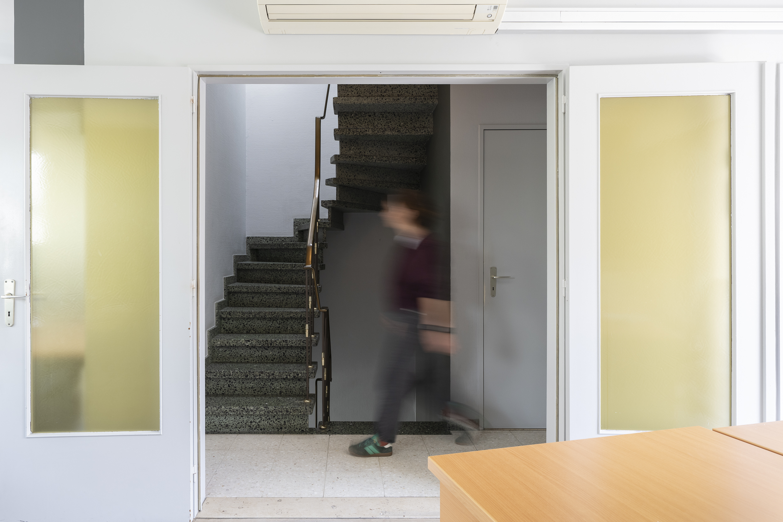 Bijzondere bel-étagewoning met potentieel en tuintje - foto 5