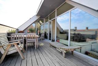 Dit ruime appartement is gelegen in het bruisende Roeselare en biedt alle comfort en luxe die je maar kunt wensen. Het penthouse bevindt zich in de residentie MASEMAR, een gebouw uit 2004. <br /><br />Het appartement beschikt over een twee grote leef/zitruimtes en open volledig ingerichte keuken met aansluitend een berging/voorraadkamer.<br />Er zijn 2 slaapkamers, wat ideaal is voor een gezin of voor wie graag gasten ontvangt. Daarnaast is er een ruime badkamer aanwezig, die voorzien is van een ligbad - inloopdouche - wandmeubel met twee lavabo's - toilet.<br /><br />Een van de absolute troeven van dit penthouse is het ruime terras, waar je heerlijk kunt genieten van de zon en het uitzicht over de stad. De bewoonbare oppervlakte van 157 m² zorgt ervoor dat je voldoende ruimte hebt om te leven, werken en ontspannen. <br /><br />Wat betreft energiezuinigheid zit je hier ook goed, met een EPC-waarde van 162.00 en een energielabel B. Dit betekent dat je niet alleen comfortabel woont, maar ook nog eens bespaart op je energierekening.<br /><br />Kortom, dit appartement in Roeselare heeft alles wat je zoekt: ruimte, comfort, een prachtig uitzicht en een uitstekende ligging. Ben je op zoek naar een nieuwe thuis of investering? Dan is dit penthouse zeker het overwegen waard!<br /><br />Er is een mogelijkheid tot het aankopen van een garage gelegen in het garagecomplex De Munt op 300m van het appartement.