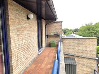 <p><span>This apartment is located on the 2nd floor. It is bright and spacious and comprises an entrance hall, a very large living room with dining area and open-plan kitchen, a storage room, a bathroom, a separate toilet, 2 bedrooms and a terrace at both the front and rear.</span></p>
<p><span>This spacious apartment enjoys an excellent location in a quiet area, with easy access to the main roads. The train and bus station, shops, schools and cultural facilities are all within walking distance.</span></p>
<p><strong><span>Key features:</span></strong></p>
<ul>
<li><span>Bright and spacious apartment</span></li>
<li><span>Possibility to purchase a garage</span></li>
<li><span>EPC rating C expected (contact WSB Immo for more information)</span></li>
<li><span>No renovation obligation</span></li>
</ul>
<p><span>An ideal choice for those looking for comfortable living in a strategic location between Aalst and Brussels. Don’t miss this opportunity and come discover this beautiful apartment, combining space, natural light and an excellent location!</span></p>
<p><strong><span>Interested in this apartment?</span></strong><span> Contact WSB-Immo on 0479 09 09 09 or via </span><span>www.wsb-immo.be</span><span>.</span></p>