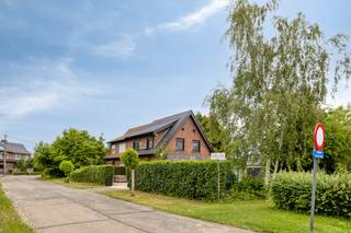 Deze mooi gerenoveerde halfopen bebouwing in de Gustaaf Van Heckelaan biedt een combinatie van ruimte, licht en modern wooncomfort op een rustige, maar vlot bereikbare locatie nabij Gent.Binnenin geniet je van een lichtrijke open leefruimte met grote raampartijen en vloerverwarming, een ruime moderne keuken, 3 volwaardige slaapkamers, een extra bureau/slaapkamer, 2 badkamers en 1 aparte toilet.De woning is instapklaar, praktisch ingedeeld en ideaal voor gezinnen.Daarnaast beschikt de woning over een aangebouwde garage van maar liefst 40 m², perfect als opslag, hobbyruimte of atelier. Achteraan ontdek je de absolute troef van deze woning: een prachtige, groene en perfect onderhouden tuin met een unieke serre. Een heerlijke plek om te ontspannen, te tuinieren of te genieten van rust.Instelprijs - bezoekdag zaterdag 20 juni - plan je bezoek in op de via www.dewaele.comDe algemene voorwaarden van Dewaele DIY kunt u steeds raadplegen via dewaele.com.Bestuursmaatregelen in het maatregelenregister: in aanvraag