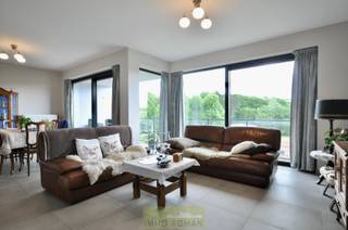 Interesse? Contacteer Immo Roman gsm 0472 35 92 86.<br /><br />Dit lichtrijk appartement bestaat uit een inkomhall, ruime leefruimte met open geïnstalleerde keuken, terras met zicht op Kwaremont, 2 slaapkamers, geïnstalleerde badkamer, toilet en berging. Garagebox. Gemeenschappelijke kosten: 70 euro/maand.<br />Interesse? Contacteer Immo Roman gsm 0472 35 92 86.
