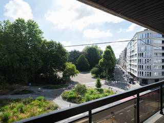 <strong>Op te frissen drieslaapkamerappartement met open zicht over het Citadelpark.</strong><br /><br />Op een toplocatie in Gent, pal aan het Citadelpark en op wandelafstand van station Gent-Sint-Pieters, bevindt zich dit lichtrijke appartement. Gelegen op de derde verdieping van een hoekresidentie geniet u van een open zicht over het park.<br /><br />Dankzij de enorme gevelbreedte biedt de leefruimte veel natuurlijk licht en kan men deze praktisch inrichten in een zit- en eetgedeelte. De keuken is aanpalend en halfopen. Via de grote schuiframen heeft men toegang tot het terras aan de voorzijde.<br /><br />Achteraan bevinden zich drie slaapkamers, waarvan twee toegang rechtstreeks toegang hebben tot het tweede terras. Verder beschikt het appartement over een badkamer, een aparte douchekamer, een afzonderlijk toilet en een praktische berging.<br /><br />In de residentie is er een privatieve kelderberging en eveneens de mogelijkheid tot het aankopen van een gelijkvloerse garagebox (40.000 eruo)<br /><br /><strong>Kortom, de ideale opportuniteit voor wie ruimte, licht en een topligging weet te waarderen.</strong>