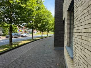 Voor een bezoek of meer info: gelieve steeds te bellen naar 0485/321.842.<br />Dit gelijkvloers appartement bevindt zich tussen de Markt en de Schelde, een ideale, rustige en residentiële ligging waarbij toch alle voorzieningen zich binnen handbereik bevinden. Het appartement situeert zich op het gelijkvloers van een kleinschalige residentie die gebouwd werd in 2010. De staat van onderhoud van zowel de gemene delen als van het appartement zijn zeer goed. Er is een woonkamer met open praktisch ingerichte keuken, een gang met ingebouwde kastenwand, apart toilet, badkamer (dubbele lavabo + douche), een berging en 2 slaapkamers. 1 van de slaapkamers geeft toegang naar het private terras achteraan dat uitkijkt op het ruime en rustige Apostolinnenplein (woon- en kantoorgebouwen). Het appartement heeft zo'n 83m2 bewoonbare oppervlakte en is ideaal voor mensen die rustig willen wonen vlakbij het centrum en toch willen genieten van een moderne inrichting en comfort. De woonkamer kijkt uit op de Smallendam, maar onthult tussen de bomen ook de toren van de Sint-Walburgakerk! In de onmiddellijke nabijheid is er voldoende parkeermogelijkheid, zowel in de Smallendam, langs de Schelde of Parking De Ham, De Meerspoort, ...