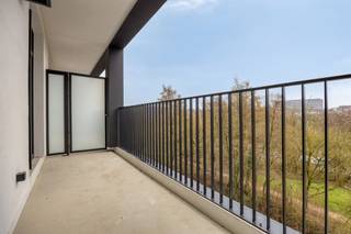 <p><span>STUDIO NOUVELLEMENT CONSTRUIT AVEC TERRASSE DANS UN ENDROIT DE PREMIER CHOIX </span></p><p><span> </span></p><p><span>A Sint-Lambrechts-Woluwe, nous trouvons cette belle résidence située dans la Neerveldstraat. Dans les environs, nous trouvons divers établissements d'enseignement, plusieurs supermarchés, Woluwe Shopping, des commerçants locaux, des transports en commun, ... ... Nous sommes à environ quinze minutes du centre ville d'une part, et à proximité des villes environnantes telles que Zaventem et Bruxelles d'autre part. </span></p><p><span> </span></p><p><span>Au deuxième étage de cette nouvelle résidence appelée Twin Falls se trouve ce studio très lumineux grâce à ses grandes fenêtres. La disposition du studio est la suivante : un hall d'entrée, un débarras, une salle de bain et un espace de vie astucieusement aménagé. L'espace de vie comprend une cuisine entièrement équipée avec l'espace nécessaire pour un coin salon et un coin nuit. Dans le prolongement de l'espace de vie se trouve une agréable terrasse d'environ 11 m².</span></p><p><span> </span></p><p><span>Pourquoi Twin Falls ? </span></p><p><span>- Excellente situation</span></p><p><span>- Présence d'un ascenseur</span></p><p><span>- Offre diversifiée : studio's, appartements avec 1/2 ou 3 chambres à coucher </span></p><p><span>- Une résidence énergétiquement performante et prête pour l'avenir (label EPC A/B, présence de panneaux solaires)</span></p><p><span> </span></p><p><span>Cerise sur le gâteau, une cave/unité, un local à vélos commun et un local à poubelles sont inclus dans le loyer. En outre, il est possible de louer une place de parking en surface/fermée à 125,00 €/mois. </span></p><p><span> </span></p><p><span>Curieux de découvrir ce beau projet de construction neuve ? Demandez plus d'informations ou une visite via <span>info@pillar.estate</span></span><span> ou contactez-nous au 033 695 695 </span>. </p><p><span>A bientôt ! <br />Les</span><span>surfaces mentionnées sont uniquement indicatives. Pillar ne peut être tenu responsable de l'exactitude des données qu'il a fournies. </span></p><p><span> </span></p>