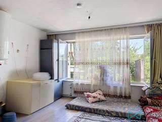<p><span>Informatie & bezoeken: </span><span>anastasia.s@weinvest.be</span><span> | +32 2 315 77 22</span></p>
<p><span>Ideaal gelegen in de onmiddellijke nabijheid van winkels, scholen en openbaar vervoer (metro, tram en bus), evenals belangrijke verbindingswegen en het centrum van Brussel, biedt We Invest dit opbrengsteigendom aan met een uitstekend meerwaardepotentieel.</span></p>
<p><span>Het gebouw bestaat momenteel uit vijf erkende wooneenheden, als volgt verdeeld:</span></p>
<ul>
<li><span>1 studio</span></li>
<li><span>4 appartementen met één slaapkamer, waarvan één beschikt over een aangenaam terras</span></li>
</ul>
<p><span>Dit pand vormt een ideale opportuniteit voor een investeerder of projectontwikkelaar die een project met hoog potentieel wil realiseren in een wijk in volle ontwikkeling.</span></p>
<p><span>Het gebouw biedt momenteel een bruto rendement van ongeveer 8,5%, met een jaarlijkse huuropbrengst van €51.000.</span></p>
<p><span>Het gebouw dient volledig gerenoveerd te worden, wat de mogelijkheid biedt om de ruimtes opnieuw in te richten en aan te passen aan de huidige normen. Kleine regularisatie te voorzien.</span></p>
<p><span>Dankzij de indeling, de strategische ligging en de sterke huurvraag in de omgeving, vormt dit gebouw een uitstekende investeringskans, zowel op het vlak van vermogensopbouw als huurinkomsten.</span></p>
<p><span>Elektriciteit conform.</span><br /><span>EPC: E – CO₂-uitstoot: 63 kg/m²/jaar – Primair energieverbruik: 265 kWh/m²/jaar.</span></p>
<p><span>Een zeldzame kans om een opbrengsteigendom met groot potentieel te verwerven in een dynamische wijk van Brussel.</span></p>
<p><span>Contacteer ons vandaag nog om een bezoek te plannen! Mis geen van onze exclusieve aanbiedingen op WEINVEST.BE.</span></p>