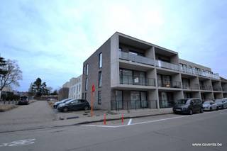 Modern appartement met zonnig terras te Roeselare. Appartement bestaande uit: inkomhal met toilet, ingerichte badkamer met douche, 2 slaapkamers,...