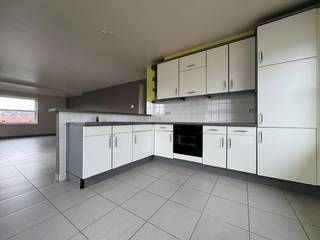 Dit appartement gelegen in het aangename Westende biedt het ideale comfort voor wie op zoek is naar een praktische en rustige woonomgeving. Op slechts een paar minuten rijden of een korte fietstocht van het strand, waar u kunt genieten van de zee en de natuur.<br /><br />Het appartement bevindt zich op de eerste verdieping en beschikt over volgende indeling:<br />Inkom met apart toilet en berging, spacieuze leefruimte met aanpalend terras, ruime open keuken, badkamer en 2 slaapkamers waarvan 1 met zuidgericht terras. <br />Achter de residentie bevindt zich een afgesloten garagebox die in de huurprijs is inbegrepen. <br /><br />Forfait syndickosten: € 50/maand<br /><br />Enkele troeven:<br />- Twee terrassen, waarvan 1 zuidgericht<br />- Energiezuinig EPC label B<br />- Centraal gelegen <br />- Dichtbij openbaar vervoer, horeca en winkels