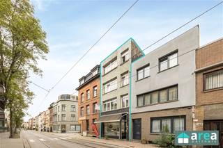 <h3><span>Investeringskans met rendement – Opbrengsteigendom in de Provinciestraat (Kievitwijk, Antwerpen)</span></h3><h3><span> </span></h3><p><span>In de bruisende </span><span>Kievitwijk</span><span>, in het hart van de </span><span>Provinciestraat</span><span>, bieden wij deze interessante </span><span>opbrengsteigendom</span><span> aan met </span><span>vier verhuurde entiteiten</span><span>:<br />één </span><span>commerciële ruimte (±75 m²)</span><span>, momenteel uitgebaat als slagerij, en </span><span>drie bovenliggende appartementen</span><span> van telkens ±45 m².</span></p><p><span>De locatie is een absolute troef: op wandelafstand van het </span><span>Centraal Station</span><span>, het </span><span>Mediaplein</span><span> en het </span><span>Antwerpse stadscentrum</span><span>. Deze buurt staat bekend om haar </span><span>levendige handelsactiviteit</span><span>, </span><span>hoge passage</span><span> en </span><span>stabiele huurmarkt</span><span>, wat dit pand tot een </span><span>zekere en rendabele investering</span><span> maakt.</span></p><p><span> </span></p><p><span>Rendement:</span></p><ul><li><span>Huidig: 3,89% – €2.150/maand (excl. handelsruimte)</span></li><li><span>Potentieel: 6,15% – €3.400/maand (incl. handelsruimte)</span></li></ul><p><span> </span></p><p><span>Troeven:</span></p><ul><li><span>Centrale commerciële ligging met uitstekende zichtbaarheid</span></li><li><span>Zelden leegstand – vaste huurders</span></li><li><span>Aparte meters voor gas en elektriciteit (water gemeenschappelijk)</span></li><li><span>Degelijk gebouw, goed onderhouden</span></li></ul><p><span> </span></p><p><span>Indeling:</span></p><ul><li><span>Gelijkvloers (EPC D):</span><span> winkel, keuken, koelcel, berging, toilet</span></li><li><span>1e verdiep (EPC C – 237):</span><span> living, keuken, slaapkamer, badkamer</span></li><li><span>2e verdiep (EPC C – 248):</span><span> living, keuken, 2 slaapkamers, badkamer</span></li><li><span>3e verdiep (EPC D – 339):</span><span> living, keuken, slaapkamer, badkamer</span></li></ul><p><span> </span></p><p><span>Interesse?</span><span><br />Contacteer </span><span>Area Partners</span><span> – info@area.be | 03 284 60 60</span></p><p><span> </span></p>