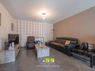 <span><strong>GELIJKVLOERS APPARTEMENT MET 2 SLAAPKAMERS INCLUSIEF PRIVATIEVE STANDPLAATS EN KELDERBERGING TE MAASMECHELEN <br /><br />TROEVEN<br /></strong>-Gelegen dichtbij diverse commerciële centra zoals M2, Maasmechelen Village, Pauwengraaf,... <br />-Goede bereikbaarheid naar omliggende gemeenten. <br />-Dichtbij de Nederlandse grens.<br />- EPC-label B: energiezuinig appartement! <br />-Gelijkvloers appartement: levensloopbestendig wonen! <br />-2 terrassen: 1 voorzijde &amp; 1 achterzijde.<br />- Het appartement is verhuurd. <br /><br /><strong>GEMEENSCHAPPELIJKE RUIMTEN | </strong>brievenbussen, lift,...<strong> <br /><br />KELDERVERDIEPING -01 | </strong>Privatieve standplaats nr. 3 (3,00m x 2,70m = 8,10m²) gelegen rechts van de poort en privatieve kelderberging nr.7. <strong><br /><br />GELIJKVLOERS 00<br /></strong>- Inkomhal ((1,20m x 6,30m) + (0,70m x 1,62m) = 8,69m²): tegelvloer. <br />- Woonkamer (4,00m x 8,00m) + (1,25m x 2,50m) = 35,13m²): tegelvloer. </span><br /><span>- Keuken (in de woonkamer): geïnstalleerde keukenwand met onderkasten, bovenkasten, gasfornuis, dampkap, spoelbak, betegelde achterwand; schuifpui naar het terras aan de voorzijde, videofoon, elektrische rolluik, tegelvloer. </span><br /><span>- Toilet (1,40m x 1,00m = 1,40m²): hangtoilet, spoelbakje, wandbetegeling, tegelvloer. </span><br /><span>- Wasplaats (1,40m x 1,25m = 1,75m²): aansluiting wasmachine/droogkast, cv-installatie op gas, tegelvloer.</span><span><br />- Badkamer (1,54m x 2,11m = 3,25m²): ingericht badmeubel met enkele lavabo en onderkasten, kolomkasten, spiegel;ligbad, wandbetegeling, tegelvloer. <br />- Slaapkamer 1 (3,27m x 3,70m) + 0,60= 12,70m²): deur naar terras, laminaat. <br />- Slaapkamer 2 (2,69m x 3,60m = 9,68m²): deur naar terras, laminaat. <br />- Terras 1 (3,75m x 4,00m = 15,00m²): gelegen aan de voorzijde. <br />- Terras 2 ((3,60m + 3,27m) * 3=20,61m² )): gelegen aan de achterzijde.<br /><br /><strong>TOELICHTING VERHUURD APPARTEMENT</strong><br />Dit appartement wordt momenteel verhuurd. De koper dient dus rekening te houden met het lopende huurcontract. De huurovereenkomst opzeggen voor eigen bewoning kan van zodra u eigenaar bent en mits een opzegtermijn van 6 maanden. U dient er rekening mee te houden dat de huurder deze termijn krijgt om een nieuwe woning te zoeken. <br /></span><span><br />Bekijkt u deze advertentie via een aanverwante vastgoedsite, surf dan zeker naar onze website <strong>www.N78vastgoed.be</strong> voor een uitgebreide beschrijving en foto's. <strong>Meer info: +32 (0)89 86 18 88 of info@N78vastgoed.be.</strong></span>