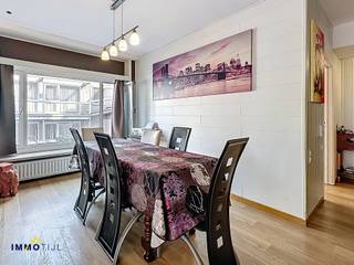 Dit verzorgd appartement op de eerste verdieping (lift aanwezig) beschikt over een inkomhal met gastentoilet en vestiaire, een lichtrijke...