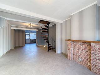 Rijwoning nabij het centrum in Roeselare. De indeling is als volgt: Inkomhal, leefruimte met open keuken, badkamer met douche & toilet, 2...