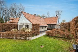 <strong>Instapklare gezinswoning met bijgebouw, zwembad en zuidgerichte tuin in rustige doodlopende straat</strong><br /><br /><strong>Gelegen in een rustige, residentiële en kindvriendelijke omgeving, bevindt deze verzorgde woning zich in een doodlopende straat met een bijzonder aangename ligging. De woning combineert ruimte, comfort en functionaliteit met een prachtig aangelegde tuin, verwarmd zwembad en een veelzijdig bijgebouw dat tal van mogelijkheden biedt.</strong><br /><br /><strong>De gelijkvloerse verdieping:</strong><br />- een <strong>inkomhal</strong> op parketvloer met gastentoilet en handenwasser<br />- een lichtrijke <strong>woonkamer </strong>op parket met <strong>houtkachel</strong>, <strong>bureauruimte</strong> en dubbel openslaande deuren naar het terras<br />- een gezellige <strong>keuken </strong>in aanbouw/erker op kerkdallen, uitgerust met kwalitatieve <strong>inbouwtoestellen </strong>(Bosch microgolfoven en heteluchtstoomoven, Whirlpool vaatwasser, Bosch inductiekookplaat, AEG dampkap, Bosch koelkast), dubbele spoelbak met <strong>vergruizer</strong> en <strong>zonnewering</strong>, met toegang tot het (overdekt) terras<br />- een <strong>eerste slaapkamer</strong> op parket met ingemaakte kasten -en bureau <br />- een <strong>tweede slaapkamer</strong> op parket met ingemaakte kasten -en bureau <br />- een <strong>badkamer</strong> met ligbad, dubbele lavabo en handdoekradiator<br />- een <strong>douchekamer </strong>met toilet, douche, lavabo en ingemaakte kasten<br />- een <strong>praktische berging/wasplaats </strong>met ingemaakte kasten en toegangsluik naar de <strong>kruipkelder</strong><br /><br /><strong>De eerste verdieping:</strong><br />- een <strong>nachthal </strong>met ingemaakte kasten<br />- een <strong>derde </strong>en <strong>vierde slaapkamer</strong> op parket, waarvan één met aansluitende een <strong>dressing </strong>met <strong>ingemaakte kasten</strong><br /><br /><strong>De tuin:</strong><br />- een<strong> volledig omheind perceel </strong><br />- een <strong>zonnige</strong>, <strong>zuidgerichte </strong>en <strong>verzorgde</strong> <strong>tuin</strong> in het <strong>groen </strong>rondom de woning<br />- een <strong>ruim terras</strong> met <strong>stijlvolle overkapping</strong> (stretchtent) en <strong>buitenverlichting: </strong>ideaal om lang te genieten van het buitenleven<br />- een <strong>verwarmd zwembad</strong> met <strong>zoutelektrolyse</strong><br />- een <strong>poolhouse </strong>met toilet en handenwasser, momenteel ingericht als <strong>wellnessruimte</strong> met jacuzzi en sauna, met voorziene <strong>doucheaansluiting</strong>: perfect ook geschikt als <strong>praktijkruimte </strong>of <strong>hobbyruimte</strong><br />- een <strong>tuinhuis</strong> voor extra opbergruimte<br />- een <strong>ruime</strong> <strong>oprit </strong>met plaats voor meerdere wagens en twee bijkomende <strong>parkeerplaatsen</strong><br /><br /><strong>Algemeen</strong>:<br />- <strong>energetische vernieuwingen </strong>in <strong>2015 (dak - zonnepanelen - warmtepomp - zwembad,...)</strong><br />- <strong>gunstige</strong> <strong>ligging </strong>in een <strong>rustige</strong>, <strong>doodlopende </strong>straat in een <strong>residentiële </strong>omgeving<br />- <strong>goed onderhouden </strong>en functioneel ingedeelde woning<br />- verwarming op <strong>gas </strong>dmv radiatoren<br /><strong>- 21 zonnepanelen aanwezig</strong><br />- <strong>Veluxramen </strong>met <strong>vliegenramen</strong>, <strong>verduistering</strong> en <strong>automatische rolluiken</strong><br />- <strong>Daikin warmtepompen </strong>aanwezig in slpk + poolhouse<br /><strong>- stedenbouw in aanvraag</strong><br /><br /><strong>Een bijzonder aangename woning waar comfort en rust hand in hand gaan, met als extra troef het veelzijdige bijgebouw en de zonnige tuin met zwembad. Ideaal voor wie op zoek is naar ruimte, privacy en een fijne woonbeleving in een groene omgeving.</strong>