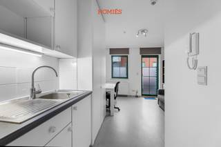 Met veel plezier stellen wij u deze instapklare studio met terras voor, gelegen op een toplocatie aan de Slachthuislaan 12 in een verzorgde...