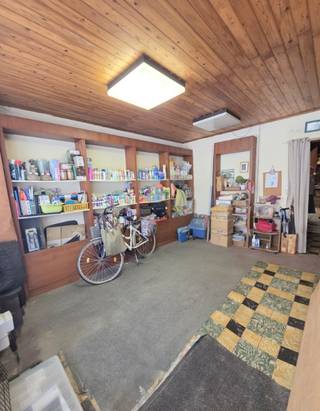 ZEER RUIME <strong>TE RENOVEREN </strong> EIGENDOMMEN (<strong>2 woningen</strong>) OP 276 M² VLAKBIJ DE MARKT VAN SINT-NIKLAAS<br />Geschikt als handelspand / kantoor / tweewoonst<br />Of voor iemand die en zeer ruime eigendom zoekt met 6 slaapkamers<br />Inpandige garage eventueel mogelijk mits aanvraag<br />Bewoonbare oppervlakte 289 M2!<br />Gezellig tuintje<br />EPC F = renovatieplicht<br /><strong>heeft 2 kadastrale nummers kunnen dus terug eventueel 2 woningen worden indien gewenst </strong>