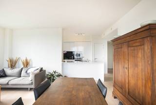 BRUSSEL, op de 19de verdieping van de recente en prestigieuze UpSite toren die luxe, moderniteit en veiligheid combineert, licht appartement van...