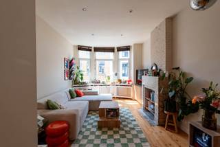 Charmante woning met veelzijdige indeling en authentieke elementen<br /><br />Deze karaktervolle woning combineert ruimte, functionaliteit en authenticiteit op een unieke manier. Op het gelijkvloers bevindt zich een volledig ingerichte studio, voorzien van een eigen keuken, badkamer met inloopdouche en een gezellige koer. <br /><br />De eerste verdieping bevindt zich een ruime en lichtrijke leefruimte met open keuken en een bijkomende badkamer.<br /><br />Op de tweede verdieping vindt u twee volwaardige slaapkamers, beide uitgerust met praktische ingebouwde kasten.<br /><br />Daarnaast beschikt de woning over een kelder, perfect voor extra opslagruimte.<br /><br />De woning is uitgerust met zonnepanelen, wat zorgt voor energiezuinig wonen. <br /><br />Tal van authentieke elementen geven deze woning een warme en charmante uitstraling, wat het geheel extra karakter en sfeer verleent.<br /><br />Dankzij de slimme indeling en meerdere woonunits is deze woning uitermate geschikt voor co-housing, waarbij bewoners zowel kunnen genieten van gezamenlijke ruimtes als voldoende privacy.<br /><br />Ideaal voor wie graag woont in een huis met charme en flexibiliteit.