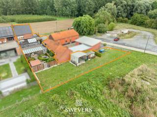 Voor meer info en foto’s, surf naar www.swevers.be – Rustig en ruim wonen in Wellen? Deze instapklare halfopen woning aan de Widdingenstraat biedt 257 m² bewoonbare oppervlakte, drie slaapkamers, royale leefruimtes en een zuidwestgerichte tuin. Op het gelijkvloers vind je een inkomhal, een ruime woonkamer van 32,4 m² en een afzonderlijke eetkamer van 21,27 m². De keuken van 18,3 m² sluit via de eethoek aan op de gezellige veranda/wintertuin. Verder zijn er een toilet, een berging van 24,5 m². De eerste verdieping telt drie slaapkamers van 15,23 m², 14,6 m² en 9,6 m², aangevuld met een badkamer. Extra opslagruimte is voorzien in de kelder van 12 m² en de ruime zolder. Buiten geniet je van een zuidwestgerichte tuin van 458 m², ideaal voor een terras, speelruimte of groene inrichting. De rustige ligging zonder doorgaand verkeer vormt daarbij een mooie troef. Ook technisch werd de woning goed onderhouden. Het dak, de verwarmingsketel en de mazouttank van 2.500 liter werden vernieuwd in 2021. Ramen en deuren dateren van 2002 en in 2025 werd een waterontkalker geplaatst. Dagelijkse voorzieningen bevinden zich op korte rijafstand, met winkels, scholen en kinderopvang op ongeveer 3 km. Een bushalte ligt op circa 800 meter. Voor meer informatie, bel 012 699 900. Bron bewoonbare oppervlakte: EPC – verslag.