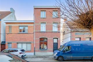 <p><span>Deze </span><span>te renoveren woning met tuin </span><span>te koop is gelegen in de Veldstraat te Brasschaat. Op slechts enkele minuten wandelen van </span><span>winkels, horeca, scholen </span><span>en zo is ook het centrum vlot bereikbaar.</span></p><p><span> </span></p><p><span>Deze woning heeft een </span><span>bruikbare vloeroppervlakte van ca 146m²</span><span> (cfr EPC) en biedt tal van mogelijkheden. </span></p><p><span>Met </span><span>3 - 4 slaapkamers</span><span> is dit een ideale starterswoning voor wie graag de handen uit de mouwen steekt. </span></p><p><span>De mooie tuin van ca 100m² maakt het plaatje af.</span></p><p><span> </span></p><p><span>Indeling:</span></p><p><span> </span></p><p><span>Gelijkvloers</span></p><p><span>- inkomhal </span></p><p><span>- woonkamer met eetkamer</span></p><p><span>- keuken</span></p><p><span>- veranda</span></p><p><span>- badkamer met ligbad</span></p><p><span>- tuin</span></p><p><span> </span></p><p><span>Eerste verdieping</span></p><p><span>- slaapkamer 1</span></p><p><span>- slaapkamer 2</span></p><p><span> </span></p><p><span>Tweede verdieping</span></p><p><span>- slaapkamer 3</span></p><p><span>- berging / slaapkamer 4</span></p><p><span> </span></p><p><span>Troeven</span></p><p><span>- ideale woning voor starters en doe-het-zelvers</span></p><p><span>- onmiddellijk vrij</span></p><p><span> </span></p><p><span>Dit pand kan onderhevig zijn aan de renovatieverplichting die door de Vlaamse overheid wordt opgelegd voor residentiële gebouwen. Consulteer voor meer informatie de website van het Vlaams Energie- en Klimaatagentschap via <span>https://www.energiesparen.be/renovatieverplichting-residenti%C3%ABle-gebouwen-2023</span></span></p><p><span> </span></p><p><span>Ben jij geïnteresseerd in deze woning te koop in Brasschaat? Ben je op zoek naar ander vastgoed of wens je de waarde van jouw eigendom te kennen? Dan ben je bij BOLT Immo aan het juiste adres! We helpen jou graag verder! Bel 03/568.68.06 of mail <span>info@bolt.immo</span></span><span> </span></p><p><span> </span></p>