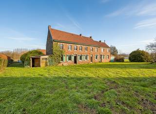 AUTHENTIEKE TE RENOVEREN VIERKANTSHOEVE met KNECHTENHUISJE, gelegen op een UITGESTREKT DOMEIN van meer dan 1 HECTARE in het LANDELIJKE...