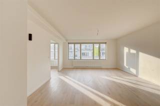  Mise en page- hall d'entrée- toilettes séparées- salon et salle à manger- pièce supplémentaire ; idéale comme bureau ou chambre (12m)-ïcuisine...