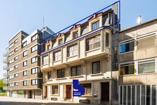 Ontdek dit uitzonderlijk ruime duplexappartement van maar liefst 195 m² gelegen in een karaktervol gebouw met een royaal en zonnig terras. Dit pand ademt authenticiteit dankzij de prachtige parketvloeren, houten elementen en het charmante balkenplafond.<br /><br />De unieke mezzanine creëert een lichtrijke leefruimte waarin woonkamer en keuken naadloos in elkaar overvloeien, wat zorgt voor een open en elegante sfeer.<br /><br />Dit bijzonder ruime appartement bevindt zich op de derde en vierde verdieping van een authentiek gebouw, midden in het hart van het historische stadscentrum.<br /><br />Op de derde verdieping vindt u een inkomhal met toegang tot het ruime terras, een praktische berging, een royale nachthal, twee volwaardige slaapkamers en een derde kamer (momenteel ingericht als bureau). Verder beschikt deze verdieping over een afzonderlijk toilet, een badkamer met ligbad en douche, een ruime aparte dressing en een volledig geïnstalleerde open keuken. Vanuit de keuken leidt een trap naar de vierde verdieping.<br /><br />De vierde verdieping is volledig ingericht als een indrukwekkende, lichtrijke woonkamer die zich uitstrekt over de volledige verdieping.<br /><br />Daarnaast is er een gemeenschappelijke kelder- en fietsenberging voorzien.<br /><br />Dit charmante dakappartement is de ideale woonplek voor wie houdt van ruimte, licht en karakter, gecombineerd met modern comfort en een topligging.<br />Extra troeven:
<ul>
	<li>EPC: C – 220 kWh/(m² jaar) </li>
	<li>Lift aanwezig in het gebouw </li>
	<li>Asbestveilig</li>
</ul>
<br />Kortom, een uitmuntend appartement dat absoluut uw bezoek waard is!