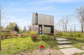 Bent u op zoek naar een instapklare, energiezuinige woning waar ruimte, rust en een uitstekende ligging samenkomen? Dan is deze woning in...