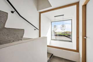 - Recente woning: bouwjaar 2021<br />- Ideale ligging in Heuvelland: Ieperstraat 29<br />- Volledig instapklaar<br />- Uitstekend EPC: label A!<br />- Lichtrijke leefruimte met open keuken<br />- 2 handige bergingen<br />- 4 ruime slaapkamers + zolder<br />- Badkamer met dubbele wastafel en inloopdouche<br />- Tuin met groot terras<br />- Garage met uitweg achter de woning<br />- Conforme elektriciteit<br />- Aangesloten regenwaterput van 10.000 liter<br />- Zonneboiler<br />- Richtprijs: € 319.000