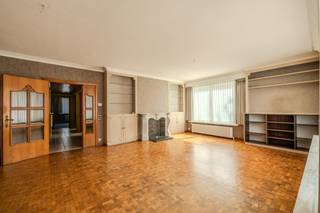 Lichtrijk gelijkvloers appartement te koop gelegen langs de Frère-Orbanstraat te Oostende. Dankzij deze centrale ligging bevindt u zich op enkele wandelpassen van de nodige voorzieningen, het openbaar vervoer, stadscentrum en geniet u een vlotte verbinding met de E40. Indeling:- inkomhal- lichtrijke leefruimte - keuken- zeer zonnig terras (28m²)- badkamer voorzien van een lavabo en ligbad- slaapkamer 1 (14m²)- slaapkamer 2 (12m²)- slaapkamer 3 (9m²)- berging met aansluiting voor wasmachine- afzonderlijk toiletMogelijkheid aankopen garagebox in het gebouw. (5m x 2m68)Graag extra informatie verkregen omtrent dit ruim gelijkvloers appartement met 3 slaapkamers? Aarzel niet ons te contacteren.Dit pand is onderworpen aan de renovatieverplichting van de Vlaamse overheid voor residentiële gebouwen (behoudens bij sloop binnen 5 jaar na de aankoop). Consulteer voor meer informatie de website van het Vlaams Energie- en Klimaatagentschap via https://www.vlaanderen.be/een-woning-kopen/renovatieverplichting-voor-residentiele-gebouwen