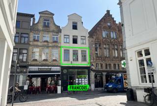 Ontdek dit zeer ruime en instapklare éénslaapkamerappartement, ideaal gelegen op slechts 50 meter van de Markt van Brugge. Dankzij de centrale...