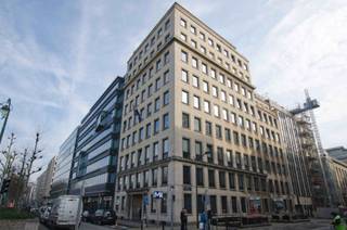 Bureaux à louer au 7e étage dans le quartier Leopold avec terrasse. Le building est situé à la station de métro Trône. Les espaces disponibles seront entièrement renovés par le proprietaire selon les souhaits du locataire.  La vue sur le parc de Bruxelles est magnifique. Près du bâtiment se trouvent nombres de services; Banques, restaurants,...