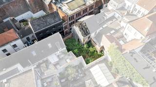 Voor een bezoek of meer info bel 053 59 49 32 - BUITENKANS - In één van de meest iconische straatjes van Aalst bevindt zich dit terrein. Het...