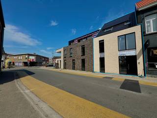 Ontdek dit exclusieve nieuwbouwproject in het centrum van Assenede, op de hoek van de Diederikstraat en de Kriekerijstraat. Dit kleinschalige project omvat vijf stijlvolle appartementen en twee moderne woningen, waarbij comfort, energiezuinigheid en een hoogwaardige afwerking centraal staan. Elke entiteit beschikt over een private parkeerplaats en bewoners kunnen gebruikmaken van een gemeenschappelijke fietsenberging. Bovendien krijgt u als koper nog de vrijheid om zowel de keuken als de badkamermeubels volledig naar eigen smaak samen te stellen, zodat uw nieuwe thuis perfect aansluit bij uw persoonlijke woonwensen.<br /><br />Deze ruime gesloten woning beschikt over een indrukwekkende bewoonbare oppervlakte van 208,99 m² en combineert een doordachte indeling met bijzonder veel leefruimte.<br /><br />Op het gelijkvloers bevinden zich een ruime leefruimte met open keuken, een aparte bureauruimte, een praktische berging en een gastentoilet. Aansluitend geniet u van een gezellige tuin van 41,35 m² met terras.<br /><br />De eerste verdieping omvat 2 ruime slaapkamers, een badkamer en een apart toilet. Op de tweede verdieping bevinden zich nog eens 2 slaapkamers, een afzonderlijk toilet en een polyvalente speel- of bureauruimte. Dankzij de 4 volwaardige slaapkamers is deze woning perfect voor grotere gezinnen of wie extra ruimte wenst voor thuiswerk of hobby's.<br /><br />Meer info of een bezoek? Bel WIJSvastgoed +32 9 395 80 10 !