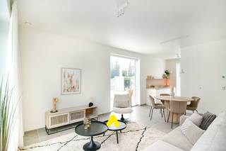 <strong>KWALITATIEF EN BETAALBAAR WONEN AAN DE WESTKUST</strong><br />Groen genesteld, maar vlakbij alles. Kwalitatief, maar betaalbaar. Comfortabel, maar energiezuinig. Strak gevormd, maar heel gezellig. Maak kennis met Woonwijk Zoetwaterlande: een splinternieuwe, gemoedelijke buurt waar het leven zoet is. In de wijk zijn in totaal 41 piekfijne woningen met alle comfort te koop. Bovendien komen de woningen in aanmerking voor een verlaagd btw- tarief van 6% ipv 21%. En dat scheelt een flinke slok op de borrel. Betaalbaar wonen aan de Westkust? Jazeker. Het kan.<br /><br /><strong>Ligging</strong><br />De fonkelnieuwe woonwijk verrijst in Adinkerke, op het perceel tussen de Kasteelwijk en het Kanaal Duinkerke-Nieuwpoort. Een eilandje van rust met een idyllisch zicht op het water. Goed verscholen, maar toch op wandelafstand van school, winkels en centrum. Met de auto, het openbaar vervoer of te voet, via de voetgangersbrug. Rustig gelegen en toch vlakbij verschillende strategische verkeersknooppunten en... de zee, natuurlijk<br /><br /><em><strong>Derde fase : RUWBOUW AFGEWERKT - Finale afwerking voorzien eind 2025.</strong></em><br />FASE 3 (4 woningen) zijn in afwerkingsfase.<br /><br />BEZOEK NU ONZE MODELWONING OP AFSPRAAK!<br /><br /><span>Klik hier voor ons aanbod</span>