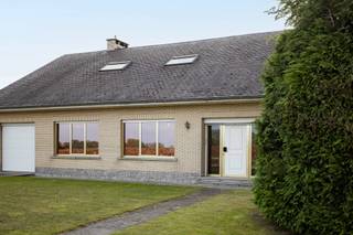 <p><span>Bent u op zoek naar een ruime woning met heel wat potentieel? Dan is deze bungalow, gelegen op een perceel van maar liefst 7a30, zeker een bezoekje waard!</span></p>
<p><span>De woning bevindt zich in een landelijke omgeving aan de Zierbeekhofbaan, terwijl winkels, scholen en openbaar vervoer zich in de nabije omgeving bevinden. Dankzij de vlotte verbindingen bereikt u bovendien snel het centrum en de omliggende gemeenten.</span></p>
<p><span>Indeling</span></p>
<p><span>We betreden de woning via een ruime en lichtrijke inkomhal, die ons naar de leefruimte brengt. Hier geniet u meteen van een prachtig en rustgevend uitzicht over de velden. Aansluitend bevindt zich de keuken.</span></p>
<p><span>Via de nachthal bereiken we twee ruime slaapkamers, de badkamer en een apart gastentoilet.</span></p>
<p><span>De <strong>absolute troef</strong> van deze woning is zonder twijfel de ruime zolderverdieping. Deze is bereikbaar via een vaste trap en biedt maar liefst 105 m² aan vrij in te richten ruimte. Hier zijn tal van mogelijkheden: zo kunt u er bijvoorbeeld twee extra slaapkamers, een bijkomende badkamer en een ruime nachthal creëren. Ideaal voor wie op zoek is naar een woning die nog volledig naar eigen wensen kan worden ingericht.</span></p>
<p><span>Verder beschikt de woning over een inpandige garage en een extra berging/werkplaats.</span></p>
<p><span>Ook buiten heeft deze woning heel wat te bieden. De tuinzone loopt volledig rondom de woning, waardoor u op verschillende momenten van de dag kunt genieten van de rust en het groen.</span></p>
<p><span>Een woning met ruimte, potentieel en een prachtige landelijke ligging!</span></p>
<p><span>Is dit de woning waar u naar op zoek bent? Maak dan vandaag nog een afspraak met ons kantoor en ontdek zelf de mogelijkheden.<br /></span><span>info@impromove.be</span><span> – 02 887 80 56</span></p>