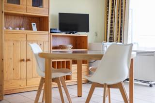 <p><strong>De Panne: Studio met frontaal zeezicht en terras</strong></p>
<p>Deze op te frissen/te moderniseren studio, gelegen in de goed onderhouden residentie <em>Neptunus</em>, combineert een slimme indeling met een uitzonderlijk uitzicht over zee. Ideaal voor wie op zoek is naar een tweede verblijf of een interessante investering. De studio bevindt zich op de eerste verdieping en wordt aangeboden met een kelderberging, met bovendien de mogelijkheid tot aankoop van een privatieve ondergrondse parkeerplaats.</p>
<p><br /><strong>Indeling:</strong><br />Inkomhal met praktische slaaphoek, badkamer voorzien van douche en toilet, en een lichtrijke woonkamer met open keuken die toegang geeft tot een volwaardig terras met panoramisch zeezicht.<br /> </p>
<p><strong>Troeven:</strong><br />• Volwaardig terras met frontaal zeezicht<br />• Slim ingerichte slaaphoek met opklapbed voor optimale ruimtebenutting<br />• Gelegen in een verzorgde residentie<br />• Mogelijkheid tot aankoop van een ondergrondse parkeerplaats<br /> </p>
<p>Meer informatie of een bezoek aanvragen? Contacteer Frederick via 058/22.41.70.</p>