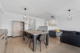 Koksijde : Op de vijfde verdieping van een goed onderhouden residentie in Koksijde bevindt zich dit ruim en lichtrijk appartement. De...