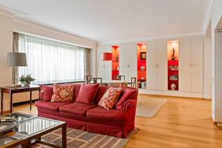 <p>Middenin het kloppende hart van ’t stad ontdek je dit instapklaar appartement. De Mechelsesteenweg is ‘the place to be’ voor jong én oud. Het Centraal station, ’t geliefde Eilandje en tal van trendy hotspots waaronder PAKT, het Stadspark en het Groen Kwartier bevinden zich slechts op een steenworp afstand. Het beste van Antwerpen ligt hier met andere woorden recht aan je voeten!</p>
<p>Op de 6<sup>de</sup> verdieping van dit mooi onderhouden appartementsgebouw betreed je jouw nieuwe thuis. De inkomhal met vestiairekast werd voorzien van een prachtige parketvloer die naadloos werd doorgetrokken tot in de L-vormige leefruimte. Dankzij de riante raampartijen geniet je hier van een overvloed aan natuurlijk daglicht, terwijl de ingemaakte design kasten zorgen voor een karaktervolle touch. Aangrenzend bevindt zich de moderne keuken welke onder andere werd ingericht met een elektrische kookplaat, dampkap en oven. Bovendien is er nog een praktische opbergruimte voorzien met inmaakkasten.</p>
<p>Verder beschikt het appartement over maar liefst 2 volwaardige slaapkamers (14 m² &amp; 9 m²). De masterbedroom werd luxueus voorzien van een eigen dressing, een klassieke ensuite badkamer met ligbad, toilet en dubbele lavabo in een prachtige marmeren meubel. Deze kamer geeft tevens toegang tot het aangenaam terras met zicht op het groen, de perfecte plek om even te ontsnappen aan het bruisende stadsleven. Tot slot is er nog een tweede badkamer met een douche en lavabo in meubel.</p>
<p>Klaar om een nieuw hoofdstuk te creëren middenin de city vibes? Plan dan snel een bezoekje in!</p>
<p><strong>Nooit meer parkeerstress?</strong> Mogelijkheid tot het aankopen van een <strong>garage</strong> à € 40.000,00.</p>
<p><strong>Maandelijkse kosten</strong> in aanvraag.</p>
<p><strong>Technische gegevens: </strong>Centrale verwarming op gas, voornamelijk dubbele beglazing in aluminium, geïsoleerd dak.</p>
<p><strong>Stedenbouwkundige inlichtingen en bodemattest aanwezig. Asbestveilig (maar niet asbestvrij). Bevindt zich niet in een risicozone voor overstromingen (P- en G-score A). Renovatieverplichting niet van toepassing.</strong></p>