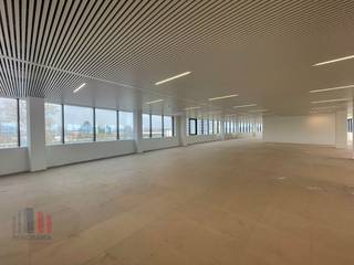 Surface de bureaux de 3.450 m² à louer, en bordure et en surplomb de l'E40 à Alost, bénéficiant d'un emplacement phénoménal. Cette...