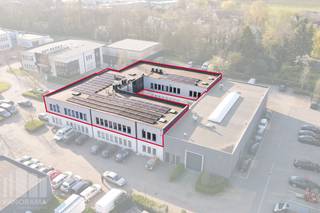 Magnifiek gelegen<strong> kantoorruimte van 900 m²</strong> te koop met visibiliteit vanaf de bedrijvige Pontbeeklaan aan de rand van Brussel (Zellik). Fenomenale bereikbaarheid dankzij de nabijheid van de <strong>R0 en de E40. </strong><br /><br />De <strong>kantoorruimtes</strong> bevinden zich in het kwalitatieve <strong>Sphere Business Park</strong> , het gebouw is opgebouwd uit een stevige betonstructuur met polybetonvloeren (3 T/m²) en is uitgerust met moderne technieken zoals TL/LED-verlichting, ventilatiesystemen, een warmtepomp en airco die zowel kan verwarmen als koelen. Verwarming gebeurt via een recente gasketel, wat zorgt voor extra efficiëntie. Met maar liefst <strong>100 zonnepanelen</strong> en een energieneutraal op het 1ste verdiep biedt dit pand een vooruitstrevend antwoord op hedendaagse energie-uitdagingen.<br />Naast functionele troeven zoals een lift, camerabewaking en <strong>11 parkeerplaatsen</strong>, beschikt het gebouw ook over een ruime, rustige binnentuin, een volledig uitgeruste fitness en een luxueuze keuken op de 1ste verdieping.<br /><br />Dit pand is uitermate geschikt voor uiteenlopende invullingen en biedt dankzij zijn moderne infrastructuur en energiezuinige karakter een bijzonder interessante opportuniteit voor wie toekomstgericht wil investeren. <br /><br />Aarzel niet en contacteer<strong> PANORAMA B2B</strong> voor bijkomende inlichtingen, plannen of een plaatsbezoek <strong>0477 09 00 09</strong>.
