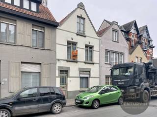 Te renoveren ruime woning met 4 slaapkamers in het hart van Oud-Knokke – Albertlaan 21<br /><br />Deze ruime woning is ideaal gelegen in het charmante Oud-Knokke, vlak bij de Groentenmarkt en op wandelafstand van de Lippenslaan, winkels, horeca en alle nodige faciliteiten.<br /><br />Indeling:<br />Bij het betreden van de woning komt u in de inkomhal die toegang biedt tot de gezellige woonkamer en eetplaats. Verder bevindt zich op het gelijkvloers een ingerichte keuken, een afzonderlijk toilet en een praktische wasplaats. Boven de wasplaats, in het bijgebouw, bevindt zich een eerste slaapkamer. Daarnaast is er een ruime berging, een buitenberging en een aangenaam tuintje.<br /><br />Op de eerste verdieping vindt u een slaapkamer, een ruimte voorzien voor een toilet en een badkamer die is opgesplitst in een douchekamer met toilet en een aparte badkamer.<br />De tweede verdieping beschikt over nog twee volwaardige slaapkamers.<br /><br />Deze woning biedt tal van mogelijkheden voor wie op zoek is naar een renovatieproject met ruimte, een centrale ligging en veel potentieel in Knokke.