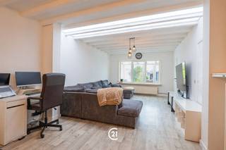 <p>Op een uitstekende ligging in de Godveerdegemstraat, op wandelafstand van het centrum van Zottegem, bevindt zich deze ruime gezinswoning.<br />Dankzij de centrale ligging geniet u van een vlotte bereikbaarheid naar scholen, winkels, het station, het ziekenhuis en een apotheek op korte wandelafstand.</p><p>Bij het betreden van de woning komt u terecht in een ruime inkomhal, die toegang biedt tot de inpandige garage en de praktische kelder.<br />Vervolgens komt u terecht in de lichtrijke leefruimte met eetkamer, waar grote raampartijen zorgen voor een aangename lichtinval en zicht op de tuin.<br />Aansluitend bevindt zich de keuken, van waaruit u rechtstreekse toegang heeft tot de sfeervolle veranda.<br />Op het gelijkvloers treft u eveneens de badkamer met ligbad.</p><p>De eerste verdieping omvat maar liefst vier volwaardige slaapkamers en een apart toilet.<br />Daarnaast beschikt de woning over een toegankelijke zolder, die bergruimte of mogelijkheid tot één of twee extra slaapkamers biedt.</p><p>Buiten geniet u van een uitgestrekte tuin, een absolute uitzonderlijke troef op deze centrale ligging vlakbij het stadscentrum.</p><p>Interesse? Contacteer ons en ontdek zelf de troeven van deze woning.</p>