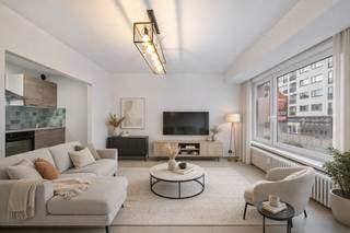 Ontdek dit <strong>charmante, </strong><strong>lichtrijke </strong>en<strong> praktische </strong>1-slaapkamerappartement gelegen op de <strong>2de verdieping. </strong>Dankzij de <strong>uitstekende ligging</strong> bevinden <strong>winkels, horeca, openbaar vervoer </strong>en het <strong>strand</strong> zich op <strong>wandelafstand.</strong><br /><br />Het appartement beschikt over een <strong>open keuken</strong> die <strong>aansluitend</strong> overloopt in de <strong>lichte leefruimte </strong>die door de <strong>grote raampartijen</strong> zorgt voor veel <strong>natuurlijk daglicht</strong>. Dit zorgt zowel overdag als ’s avonds voor een <strong>aangename</strong> en <strong>gezellige sfeer. Verder is er </strong>een <strong>comfortabele slaapkamer en is het appartement voorzien van een b</strong>adkamer is met <strong>inloopdouche.</strong><strong> </strong><br /><br />Het appartement is zowel bereikbaar via de <strong>lift</strong> als via de <strong>trap</strong>, wat zorgt voor <strong>comfort</strong> en <strong>toegankelijkheid</strong> voor jong en oud. Dankzij de <strong>toplocatie</strong> en de <strong>slimme indeling</strong> kan dit appartement zowel gebruikt worden als vaste woonst, tweede verblijf of als investering. 