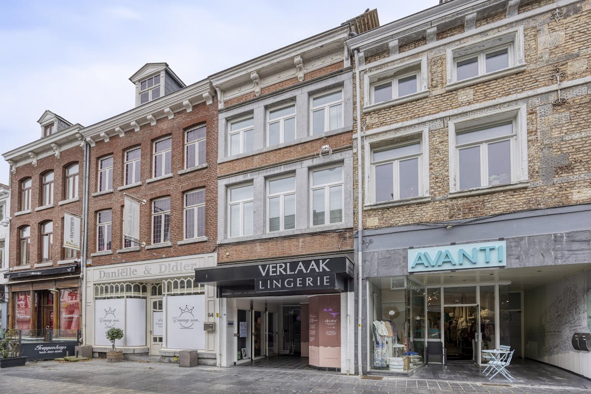 Stijlvolle stadswoning met handelspand te koop in hartje Maaseik - foto 2